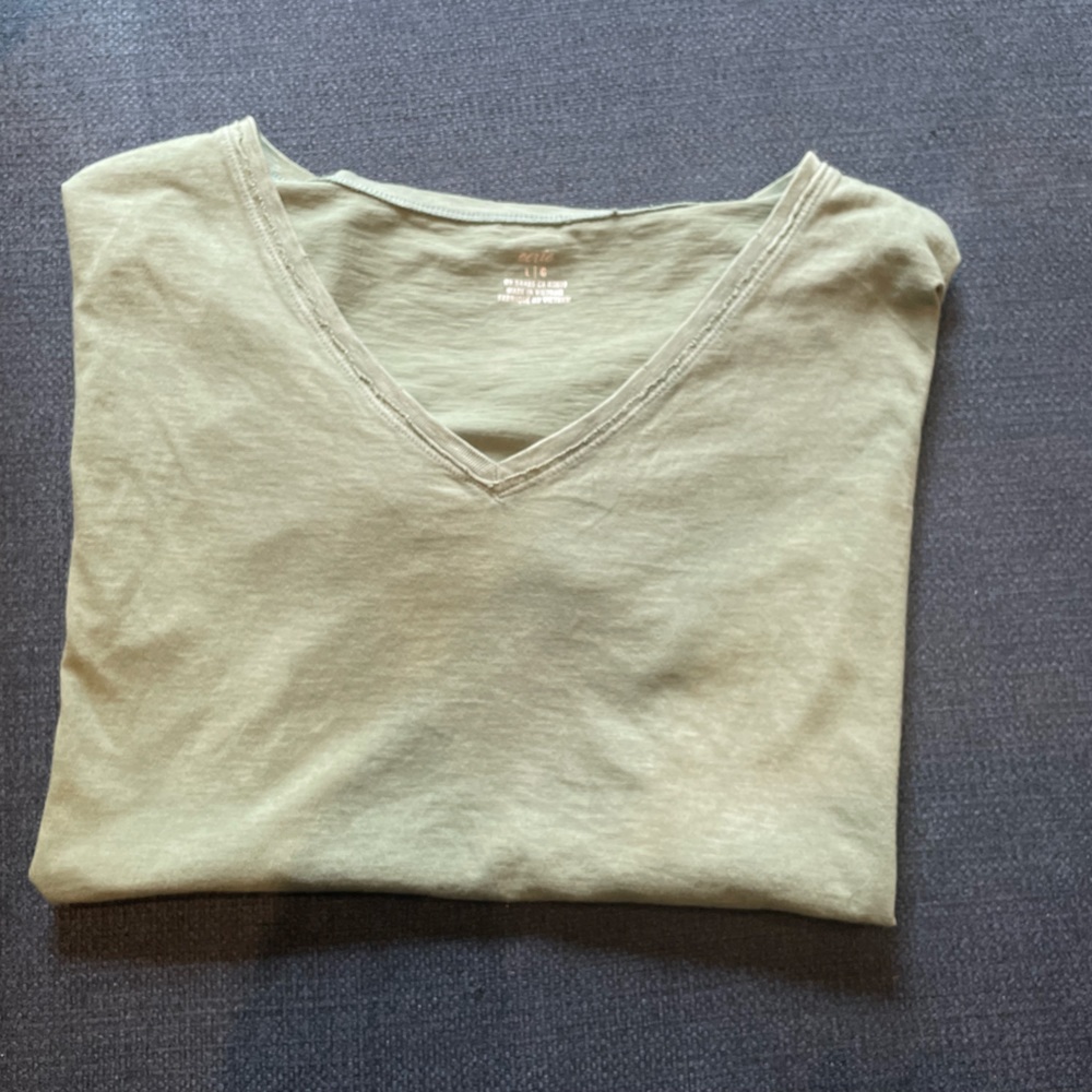 Men’s Green Aerie T Shirt Shirt Sleeve Distressed V Neck Size Large